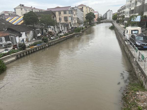 上海一公交车滑入河道后续：59岁司机突发心梗，热心群众爬车内救人