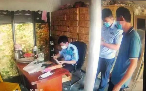太拼了！三路警察火速拦截！