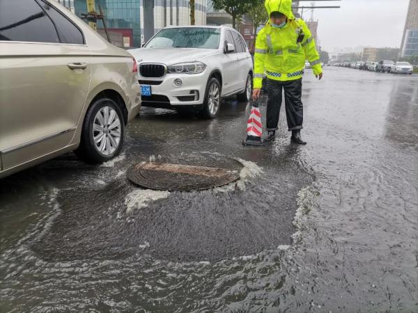 安全提示 | 暴雨中出行,这些技巧关键时能救命 安全提示 | 暴雨中出行,这些技巧关键时能救命