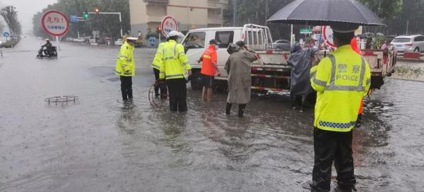 安全提示 | 暴雨中出行,这些技巧关键时能救命 安全提示 | 暴雨中出行,这些技巧关键时能救命