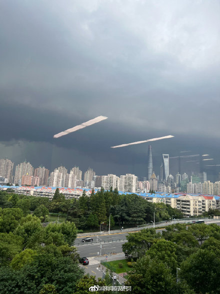 上海四预警齐发 黑云压城白昼如夜