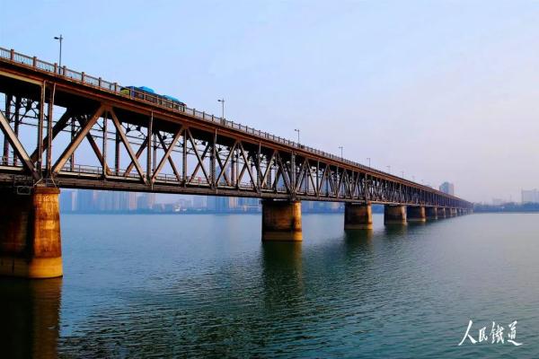 雄伟壮观的铁路大桥下面就让我们一起去看看上海局集团公司强化"人防