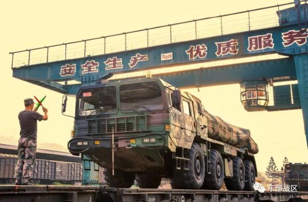 战车上“独木桥”，左右车轮误差不超3厘米……