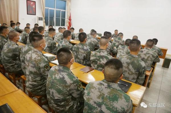 战车上“独木桥”，左右车轮误差不超3厘米……