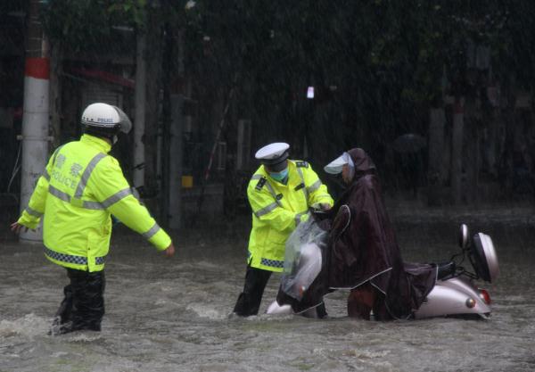 安全提示 | 暴雨中出行,这些技巧关键时能救命 安全提示 | 暴雨中出行,这些技巧关键时能救命