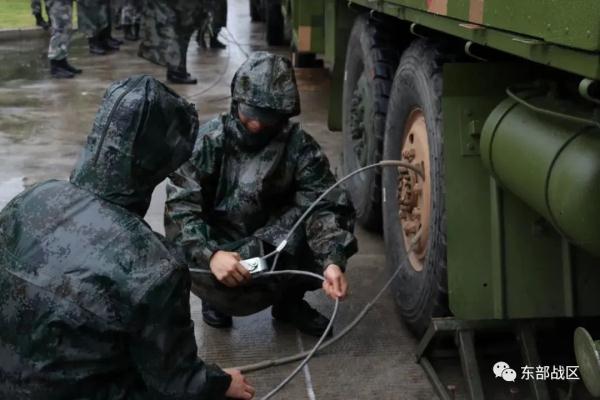 战车上“独木桥”，左右车轮误差不超3厘米……