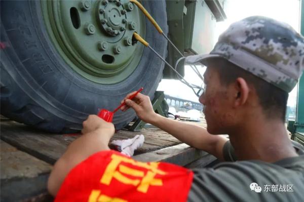战车上“独木桥”，左右车轮误差不超3厘米……