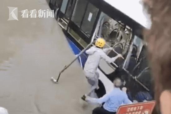 上海公交车坠河，摔倒再爬起的追车人找到了！还有挺身而出的外卖小哥！