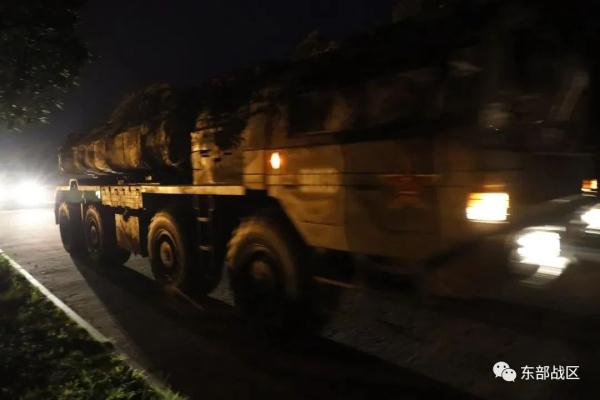 战车上“独木桥”，左右车轮误差不超3厘米……
