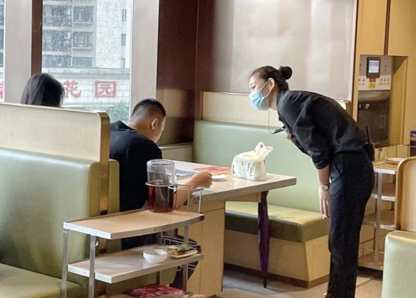 上海40家海底捞今日恢复堂食：线上提前预订，门店限流接待