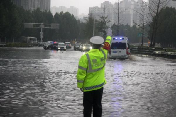 安全提示 | 暴雨中出行,这些技巧关键时能救命 安全提示 | 暴雨中出行,这些技巧关键时能救命