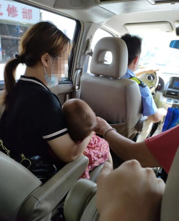 家长抱着发高烧的小孩在路边打不到车，此时发现红绿灯处……