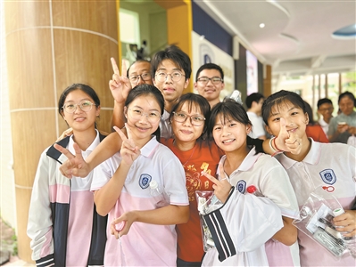 同学击掌互相鼓励 老师“一字腿”庆祝