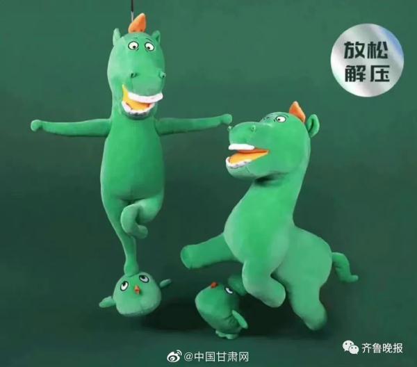“马踏飞燕”玩偶“丑萌”出圈！网友：还是“绿马”，用心了