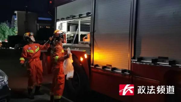 女住户惊慌报警!蛇从空调里钻了出来… 女住户惊慌报警!蛇从空调里钻了出来…