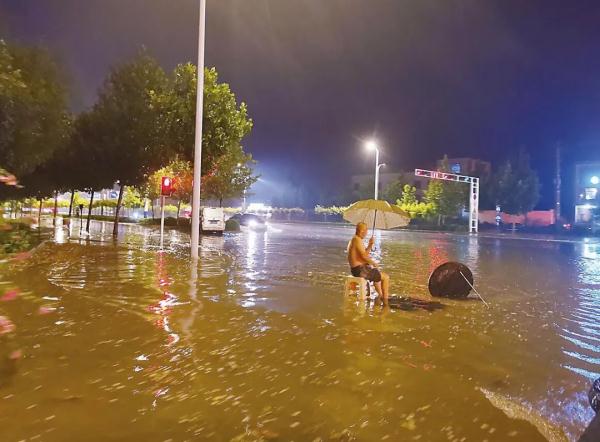 最美背影！暴雨中，河北67岁老人路口撑伞2小时！只为……