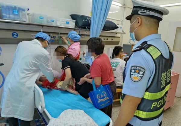 家长抱着发高烧的小孩在路边打不到车，此时发现红绿灯处……