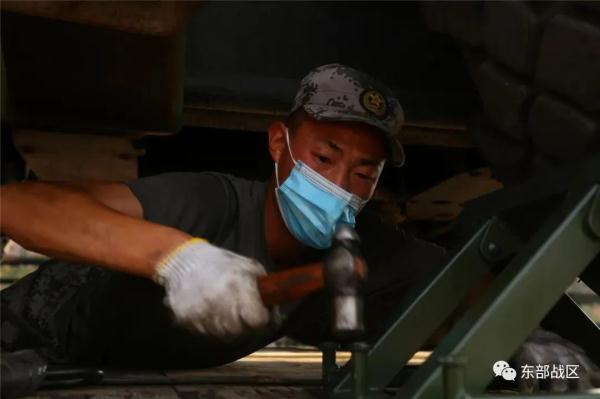 战车上“独木桥”，左右车轮误差不超3厘米……