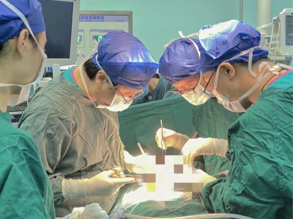 全国首例！父母分别捐出1颗肾脏救双胞胎女儿