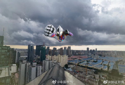 上海四预警齐发 黑云压城白昼如夜