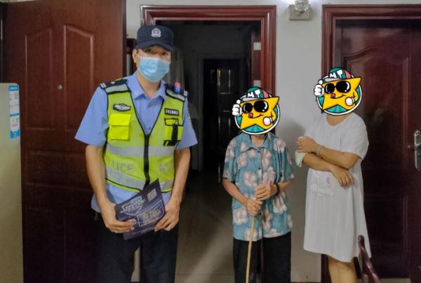 家长抱着发高烧的小孩在路边打不到车，此时发现红绿灯处……