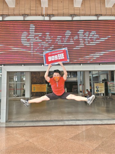 同学击掌互相鼓励 老师“一字腿”庆祝