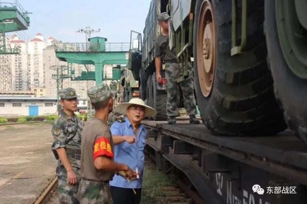 战车上“独木桥”，左右车轮误差不超3厘米……