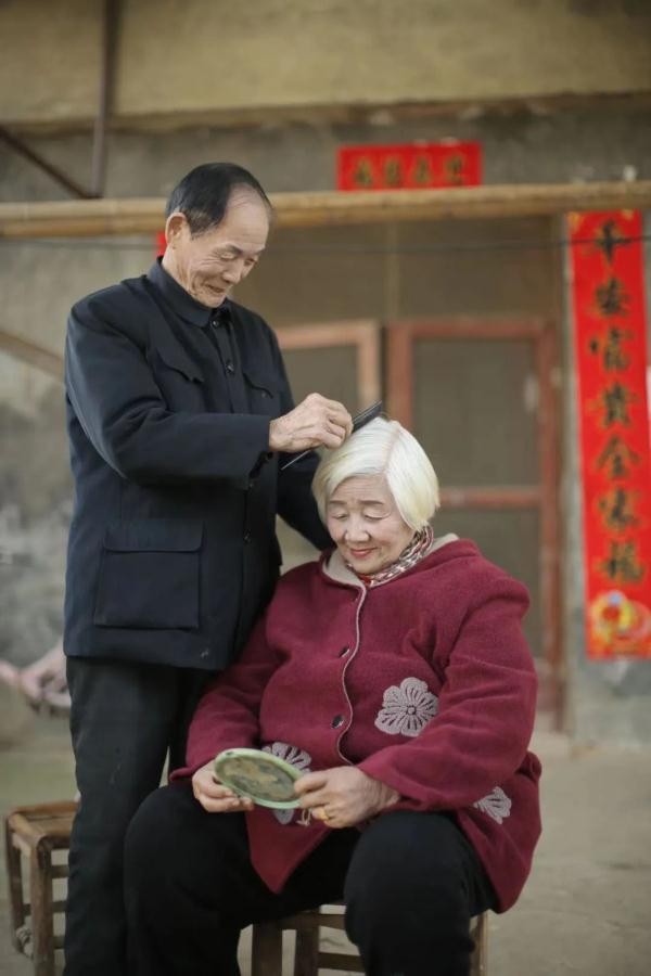 他在湖南免费为老人拍婚纱照