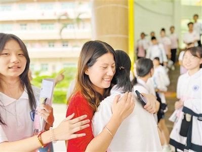 同学击掌互相鼓励 老师“一字腿”庆祝