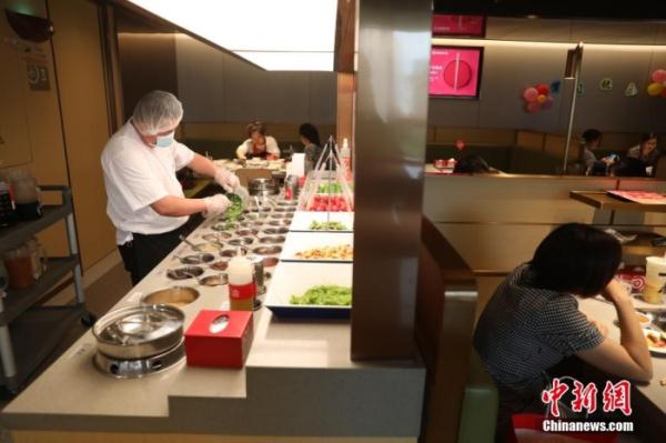 上海恢复堂食首日：门店限流，鼓励1.5小时用餐时间