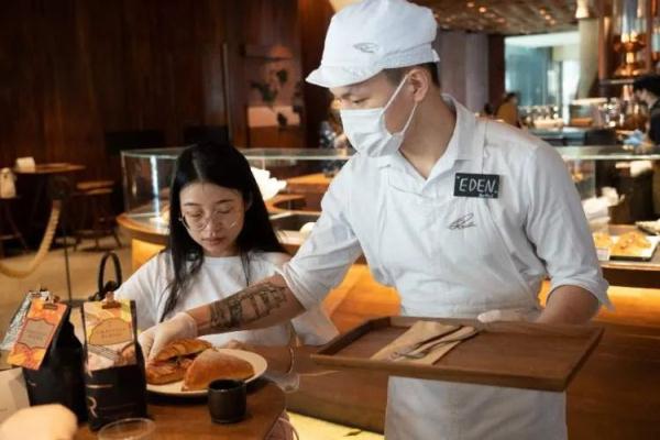 上海恢复堂食首日，餐厅出现“爆单”