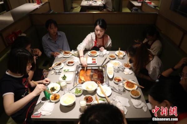 上海恢复堂食首日：门店限流，鼓励1.5小时用餐时间