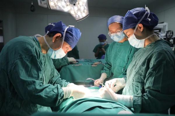 90后妈妈诞下四胞胎！出生概率仅为0.0001%，宝爸说…