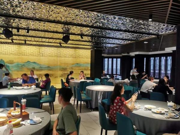 上海恢复堂食首日，餐厅出现“爆单”