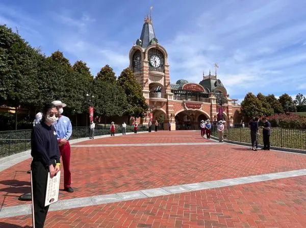 “我的快乐回来了!”上海迪士尼游乐项目排队基本在5分钟内 “我的快乐回来了!”上海迪士尼游乐项目排队基本在5分钟内