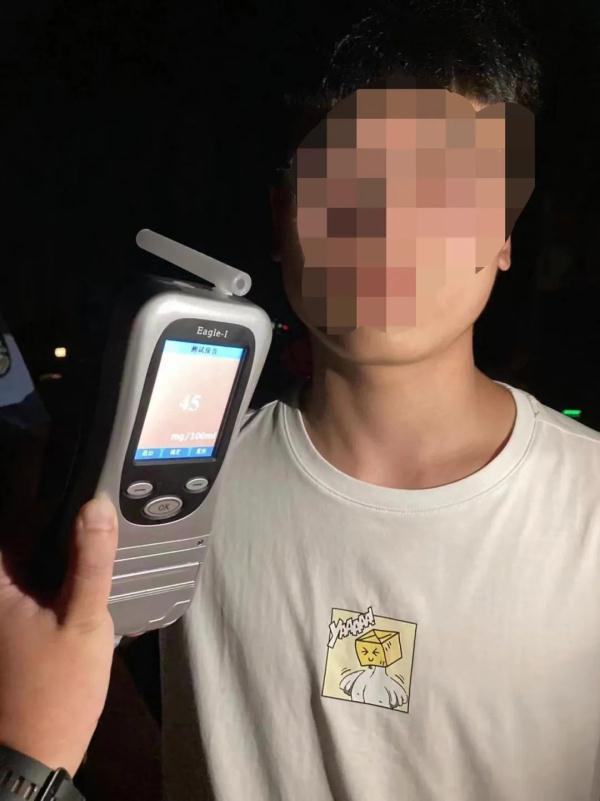 漯河：无证酒驾三轮被查，骑车不戴头盔受伤！