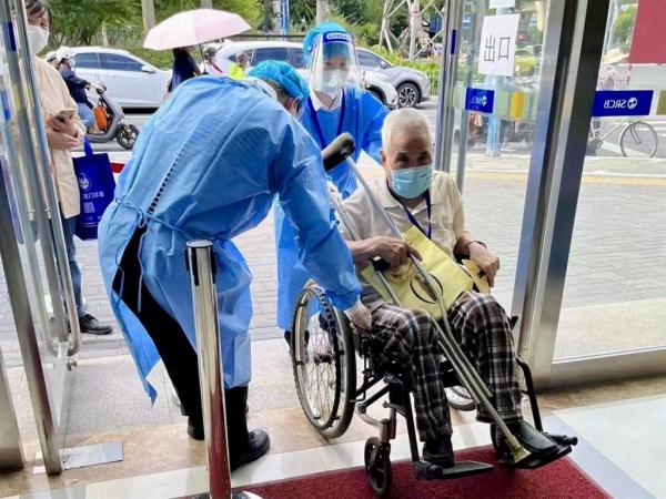 老人拿着被冻结外地银行卡，上海这家银行如何帮他取到养老金?