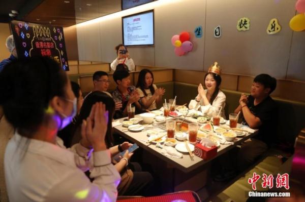 上海恢复堂食首日：门店限流，鼓励1.5小时用餐时间