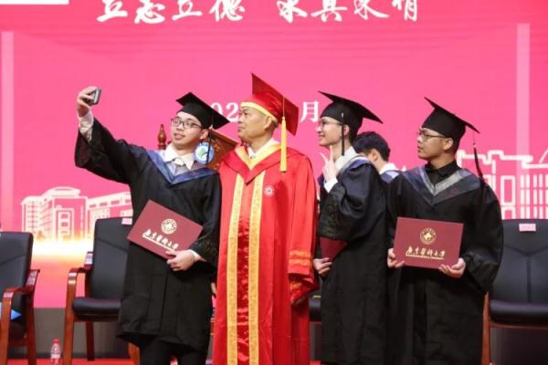 毕业典礼校长站了30多个小时!他说:常规操作 毕业典礼校长站了30多个小时!他说:常规操作