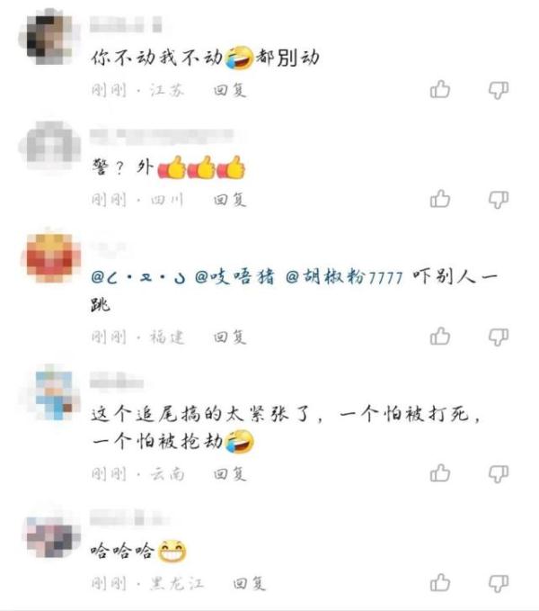 湖北一小伙骑车追尾运钞车，特警持枪下车戒备，网友：双方都紧张极了