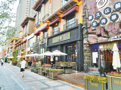 疫情反复，堂食被束缚住手脚，餐饮业打开思路：摆摊、搞团购、研发预制菜……