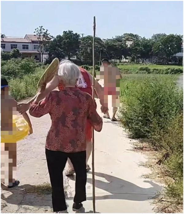50岁孙子游野泳，90岁奶奶拖着长棍打，网友：好幸福！