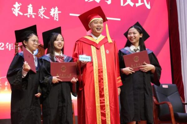 毕业典礼校长站了30多个小时!他说:常规操作 毕业典礼校长站了30多个小时!他说:常规操作