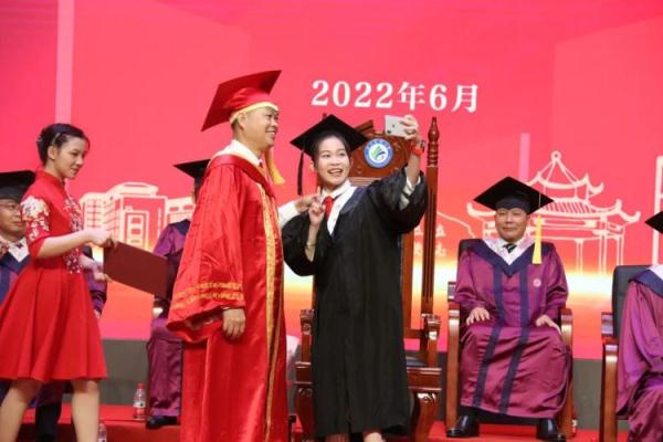 毕业典礼校长站了30多个小时!他说:常规操作 毕业典礼校长站了30多个小时!他说:常规操作