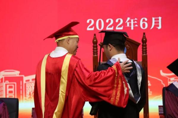 毕业典礼校长站了30多个小时!他说:常规操作 毕业典礼校长站了30多个小时!他说:常规操作