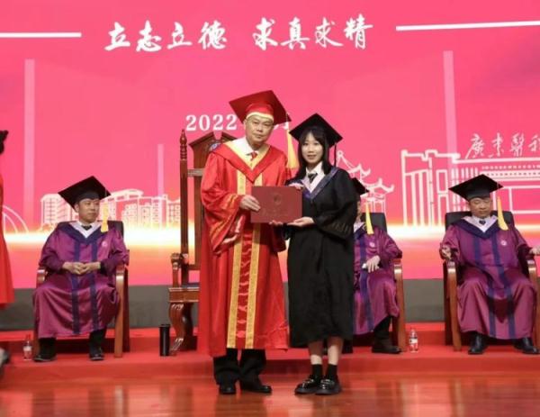 毕业典礼校长站了30多个小时!他说:常规操作 毕业典礼校长站了30多个小时!他说:常规操作