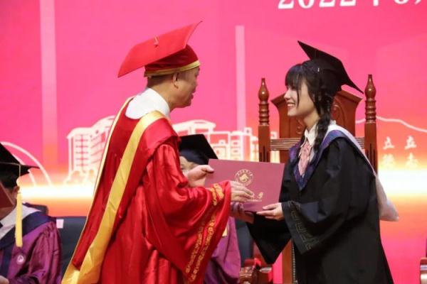 毕业典礼校长站了30多个小时!他说:常规操作 毕业典礼校长站了30多个小时!他说:常规操作