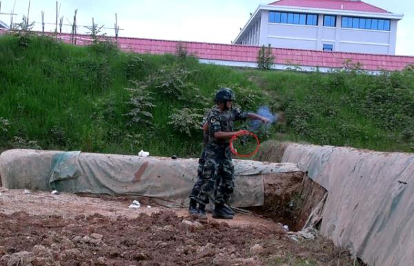 惊险!新兵投弹失手,中队长3秒险中救人 惊险!新兵投弹失手,中队长3秒险中救人