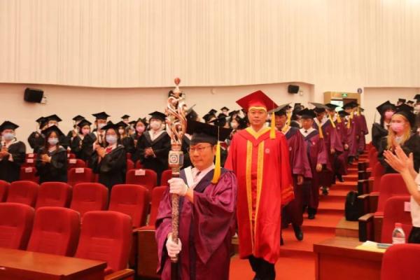 毕业典礼校长站了30多个小时!他说:常规操作 毕业典礼校长站了30多个小时!他说:常规操作