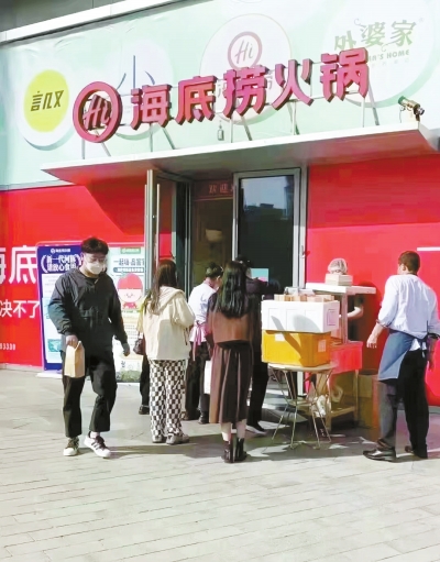 疫情反复，堂食被束缚住手脚，餐饮业打开思路：摆摊、搞团购、研发预制菜……